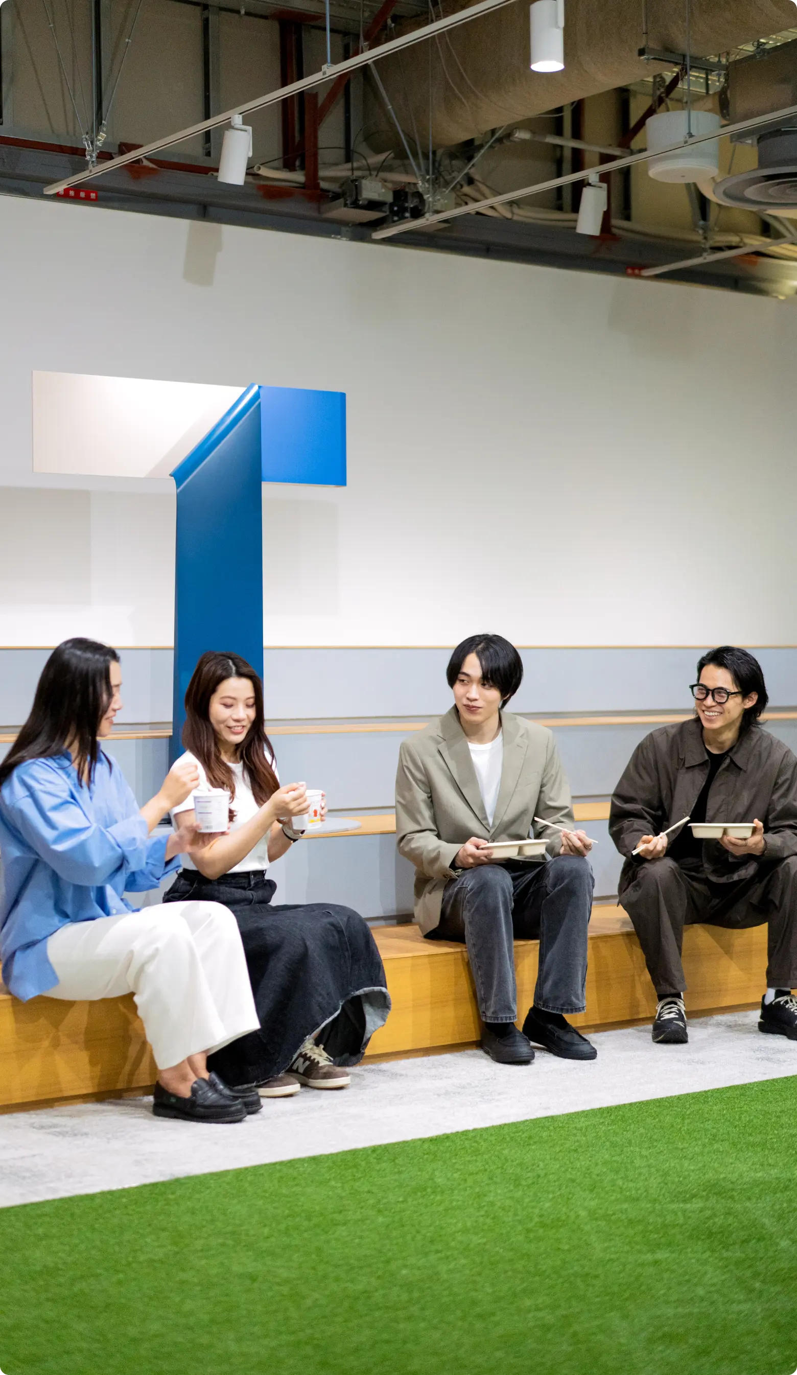 TENTIALのオフィスでGREEN SPOONを楽しむ社員
