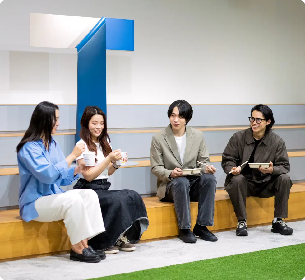 TENTIALのオフィスでGREEN SPOONを楽しむ社員