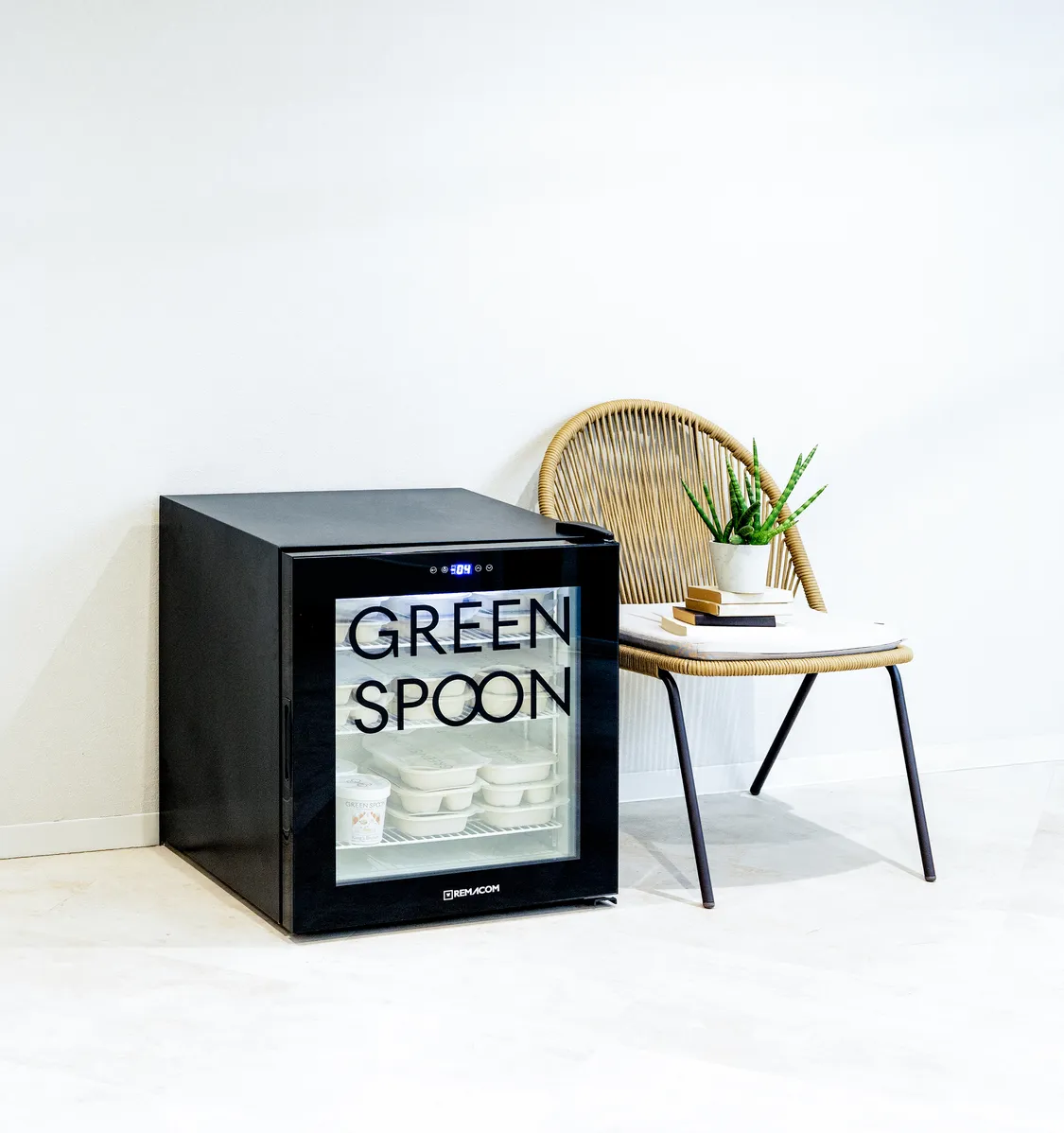 オフィスに設置したGREEN SPOONの80L冷凍庫