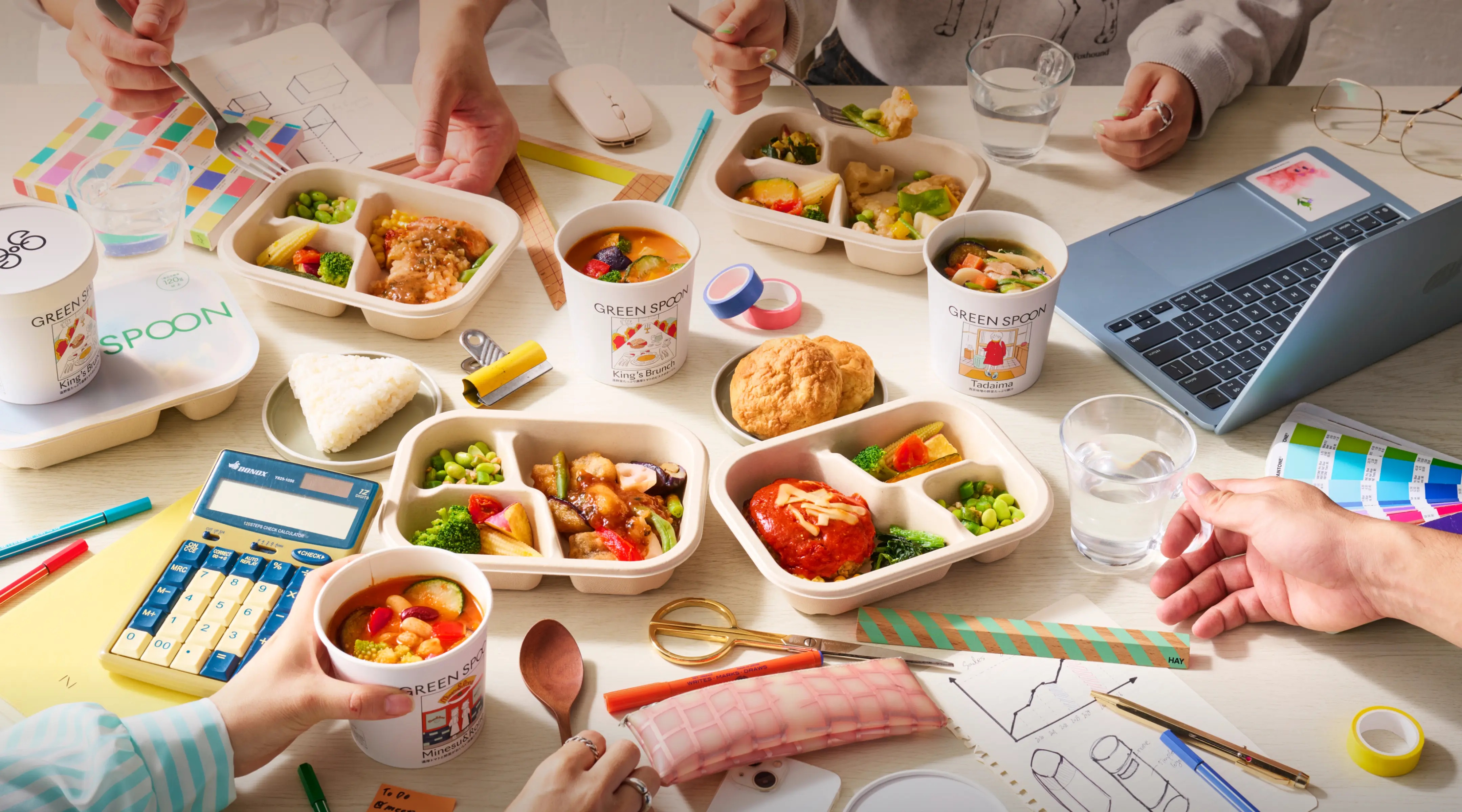 GREEN SPOONのデリ弁当とスープが並ぶオフィスのランチ風景