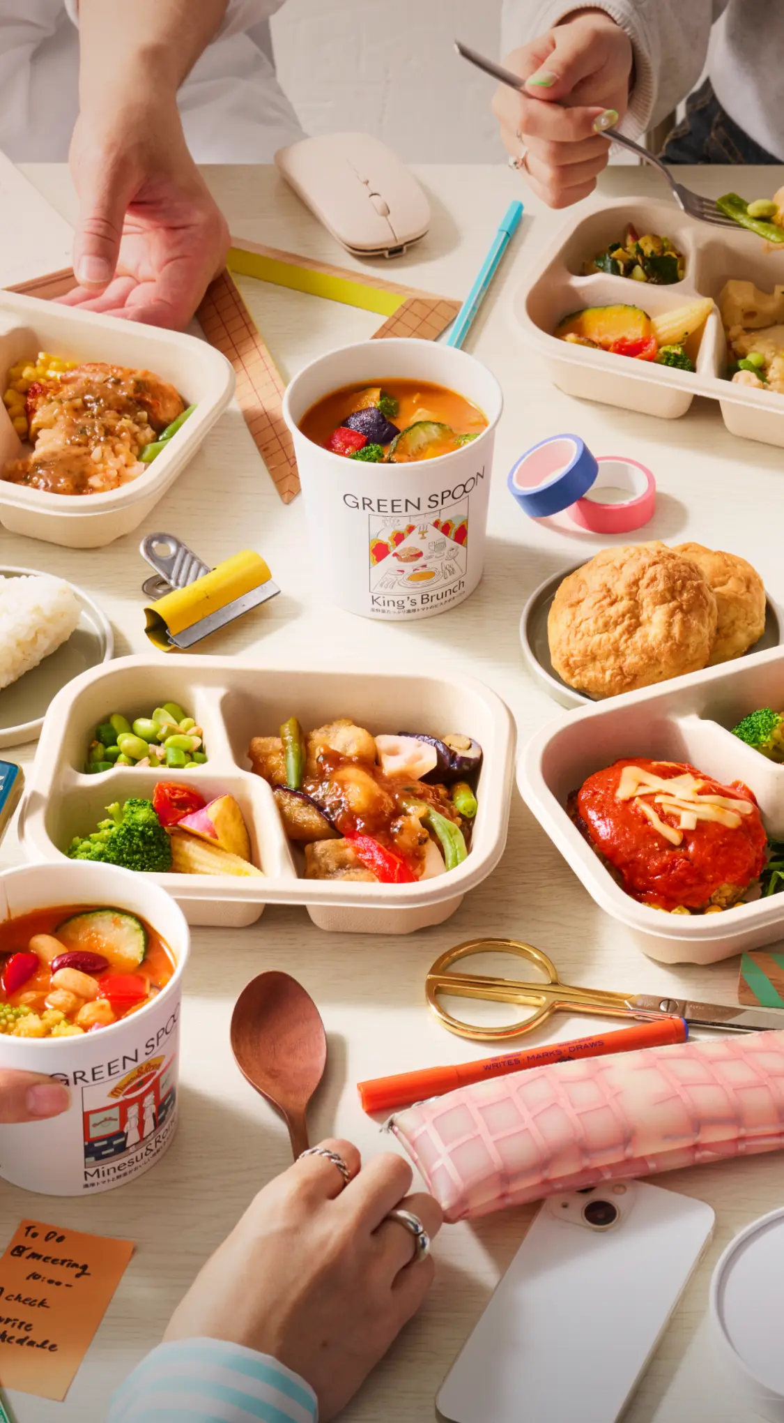GREEN SPOONのデリ弁当とスープが並ぶオフィスのランチ風景