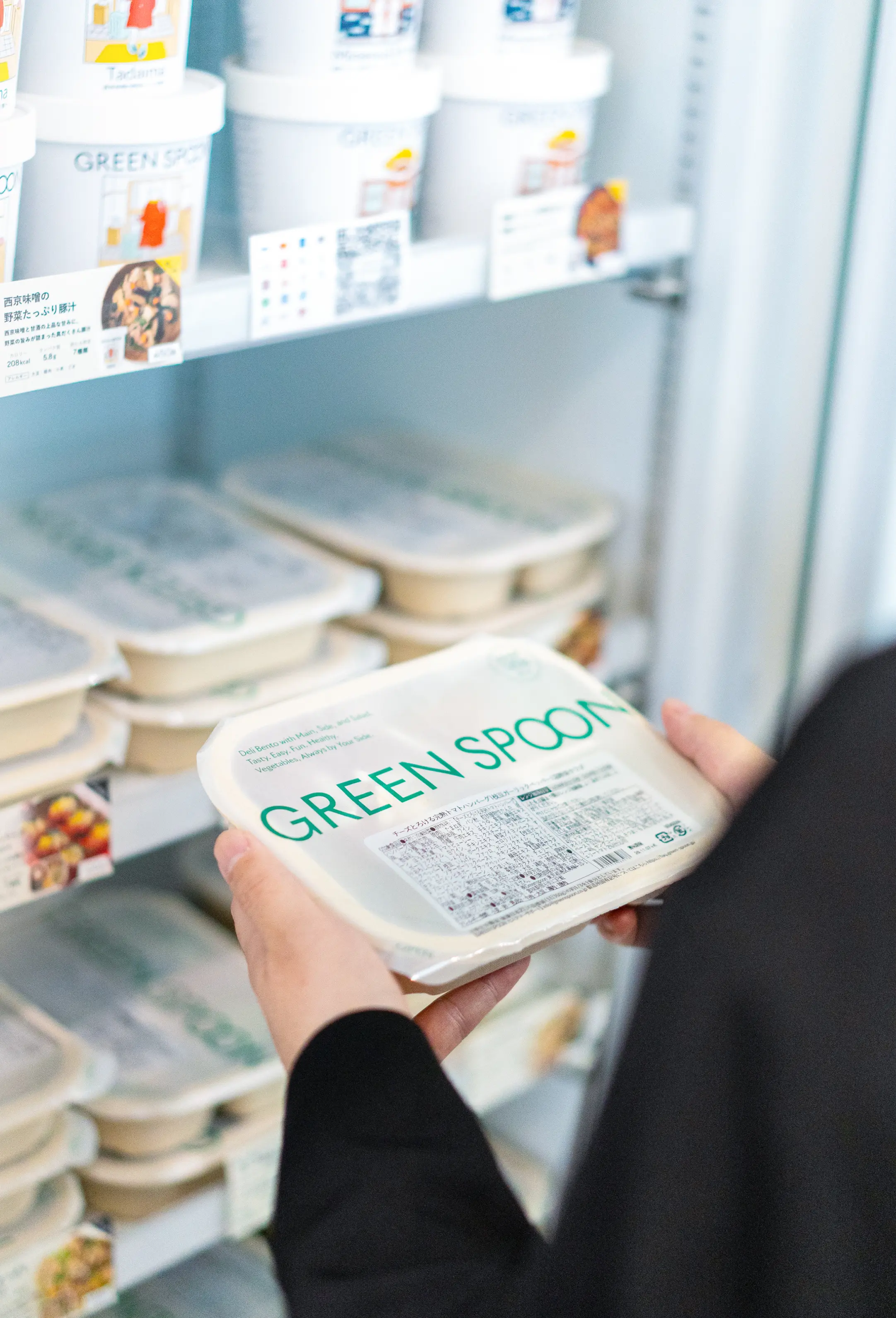冷凍庫からGREEN SPOONの商品を取り出す様子